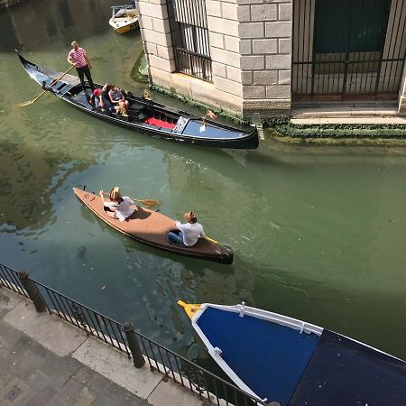 B&B Al Teatro With Canal View Venesia Bagian luar foto