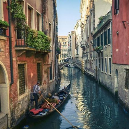 B&B Al Teatro With Canal View Venesia Bagian luar foto