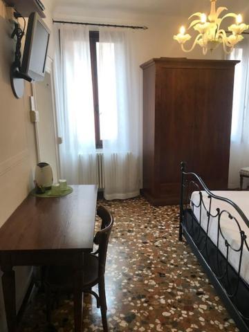 B&B Al Teatro With Canal View Venesia Bagian luar foto