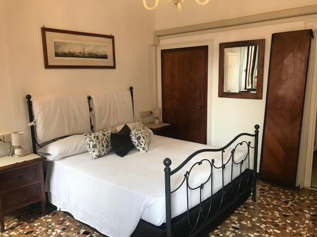 B&B Al Teatro With Canal View Venesia Bagian luar foto