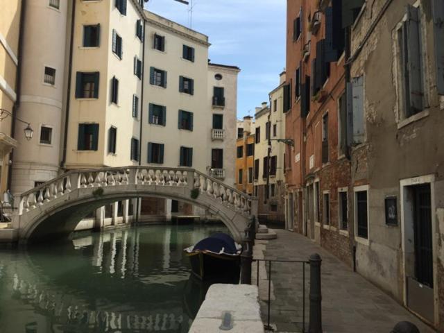 B&B Al Teatro With Canal View Venesia Bagian luar foto