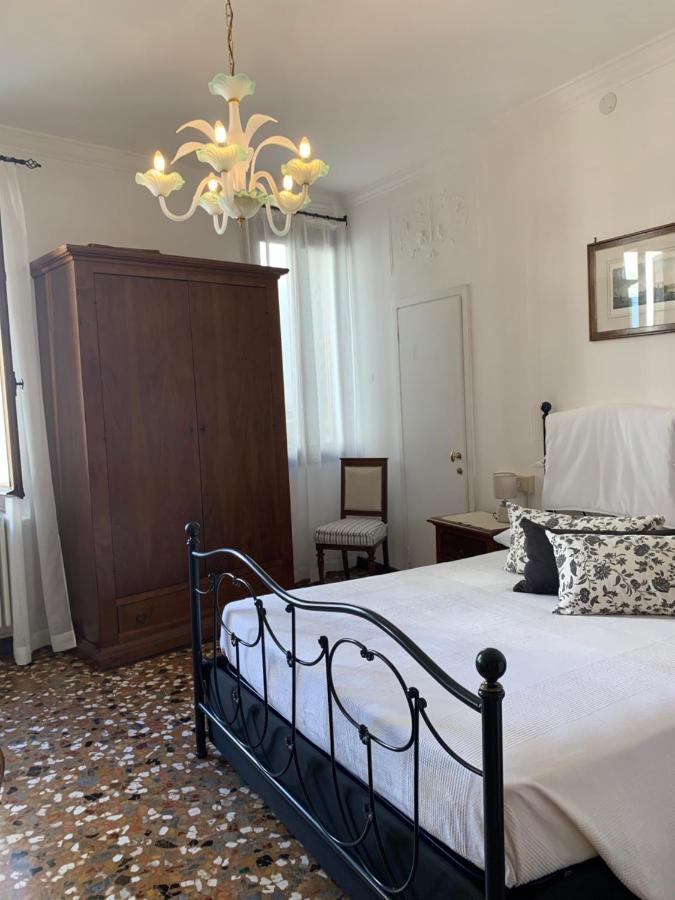 B&B Al Teatro With Canal View Venesia Bagian luar foto