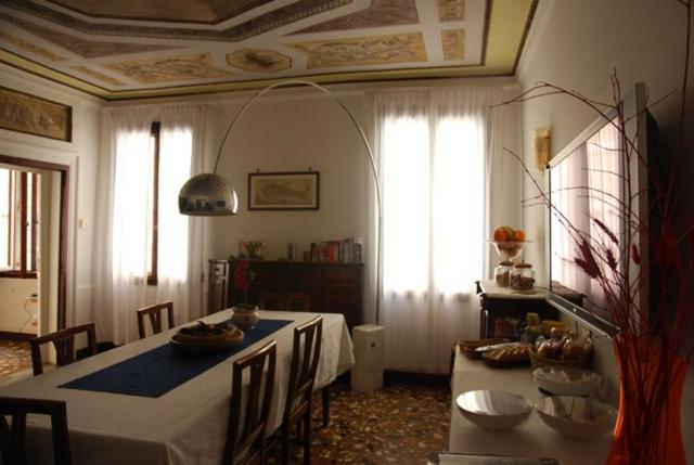 B&B Al Teatro With Canal View Venesia Bagian luar foto