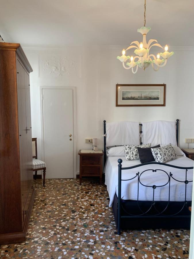 B&B Al Teatro With Canal View Venesia Bagian luar foto
