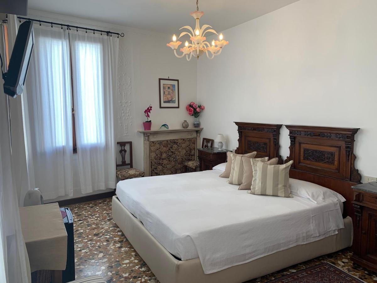 B&B Al Teatro With Canal View Venesia Bagian luar foto