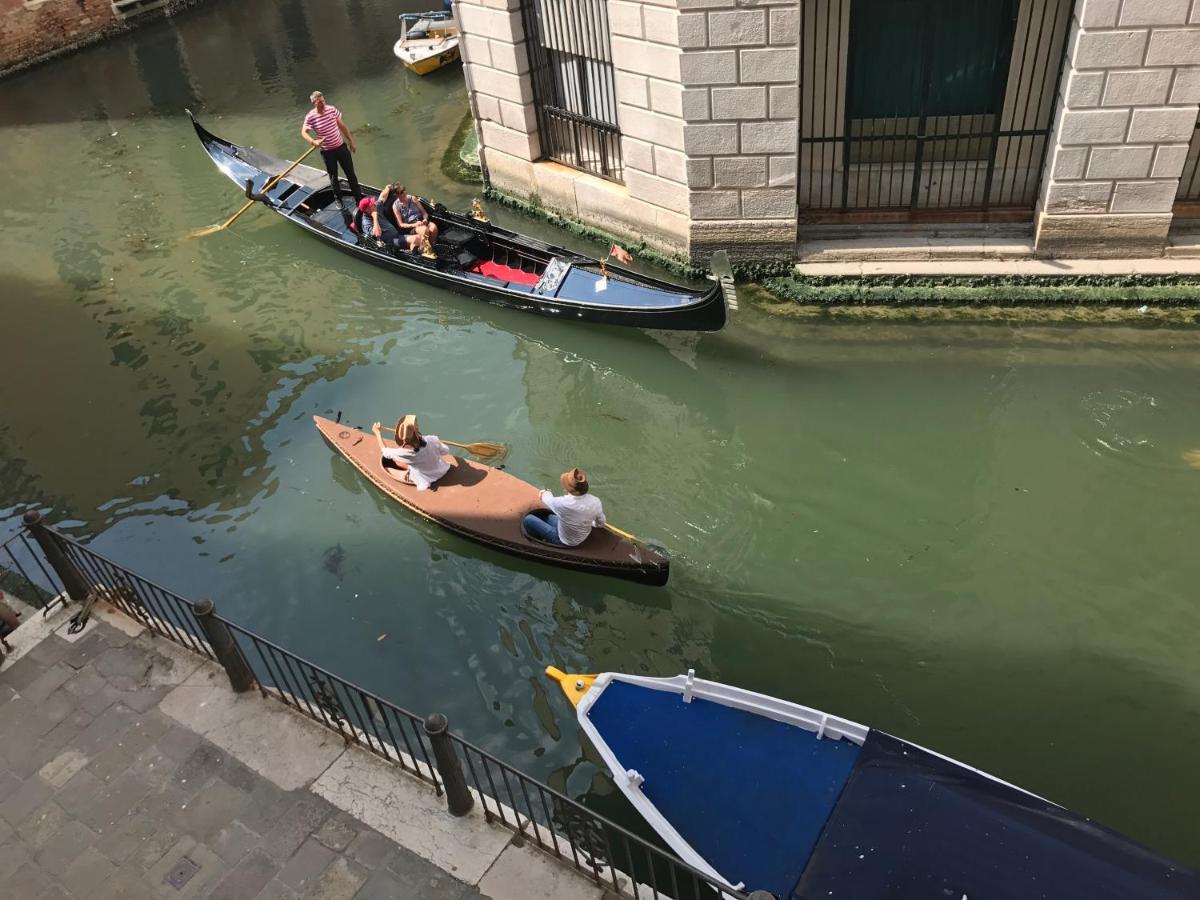 B&B Al Teatro With Canal View Venesia Bagian luar foto