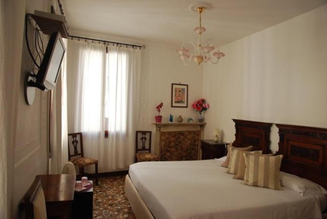 B&B Al Teatro With Canal View Venesia Bagian luar foto