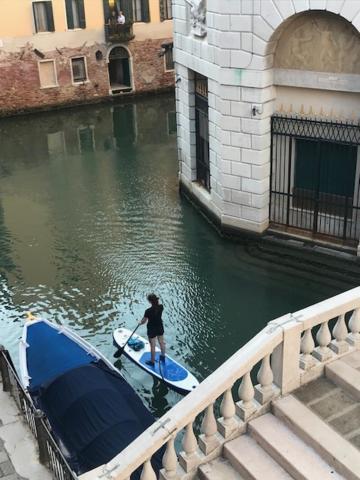 B&B Al Teatro With Canal View Venesia Bagian luar foto