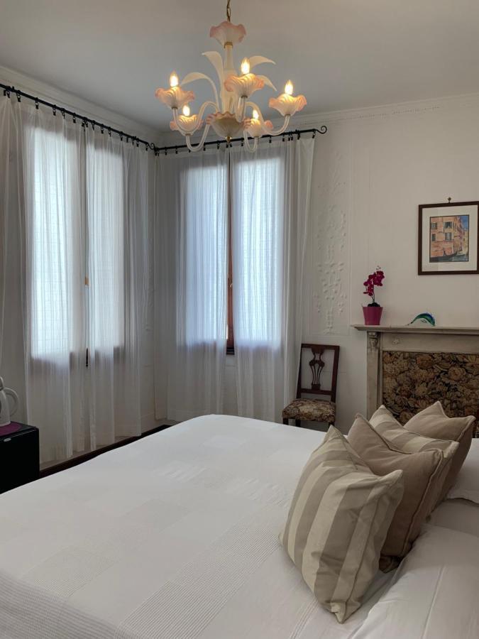 B&B Al Teatro With Canal View Venesia Bagian luar foto