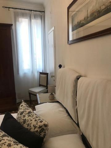 B&B Al Teatro With Canal View Venesia Bagian luar foto
