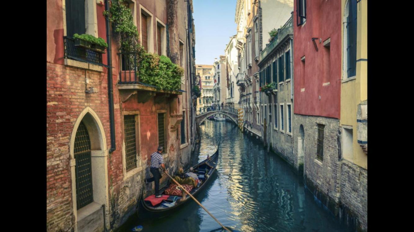 B&B Al Teatro With Canal View Venesia Bagian luar foto